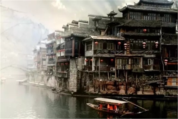 鳳凰古城、晚會(huì)、矮寨大橋、魔鬼玻璃棧道、墨戎苗寨汽車(chē)兩日游