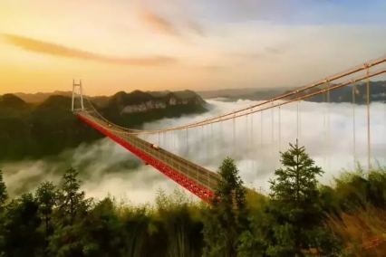 鳳凰古城、晚會(huì)、矮寨大橋、魔鬼玻璃棧道、墨戎苗寨汽車(chē)兩日游