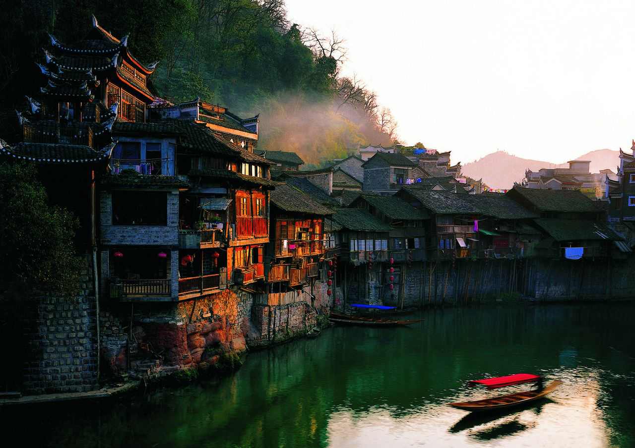 C玻璃橋、天門仙山、夯吾苗寨、鳳凰古城“神秘湘西之旅” 品質(zhì)純玩2晚3日游